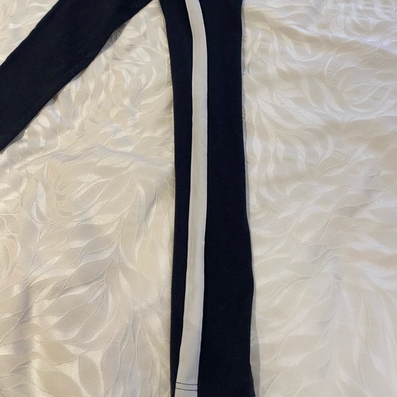 ‼️SOLD‼️TNA leggings with stripe! - Picture 3 of 4